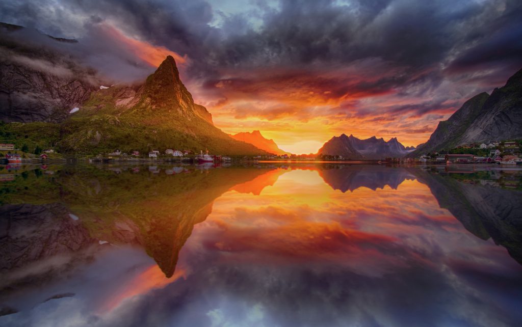 Norway Lofoten Islands Reine Midnight Sun 1 1024x642